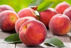 Диетологи объяснили, кому опасно есть персики 