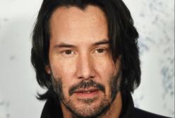 C голым животом: Киану Ривз удивил поклонников внешним видом (фото)