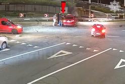 У Києві п'яний водій протаранив відбійник (відео)