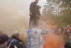Протестующие у Рады перевернули "бобик полиции" (фото)