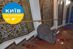 Підлітку перерізали склом горло на фунікулері у Києві (фото, відео 18+)