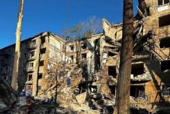 Ракета пробила весь під'їзд та підвал: з-під уламків у Києві дістали мертвою 11-річну дівчинку (відео)