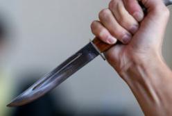В Черкасской области мужчина напал на женщину с ножом и вытолкнул ее из окна квартиры