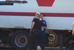 Несчастный случай на парковке: в Днепре кабина фуры раздавила мужчину (видео)