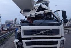 На Одесской трассе фура врезалась в пешеходный мост, есть пострадавшие (фото)