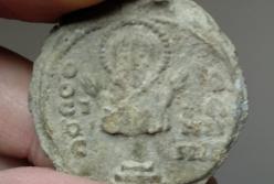 В Софии Киевской археологи обнаружили уникальную 900-летнюю печать