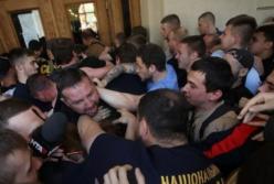 Во Львове протестующие выломали двери горсовета (фото, видео)