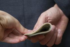 В Киеве чиновника райадминистрации задержали при получении крупной взятки 