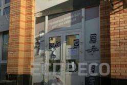 Дверь в приемную депутатов Киевсовета залили монтажной пеной, а возле входа повесили чучело (фото)