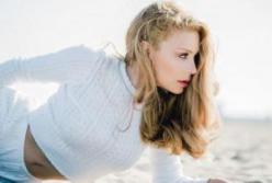 Тина Кароль показала роскошные бедра и талию в необычном купальнике с вырезом (фото)