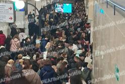 У столиці відновили рух "червоною" гілкою метро та "синьою", "зелена" їде вже до "Осокорків" (відео)