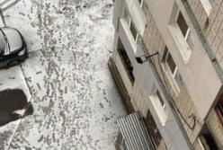 В Днепре девушка упала с 14 этажа на прохожего