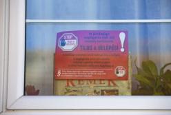 “Вход запрещен!”: в Венгрии больные и с подозрением на COVID-19 обязаны помечать свои жилища наклейками (ФОТО)