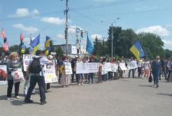 Харьков: Против партии Кернеса и Труханова - протестуют, памятник Жукову снесли