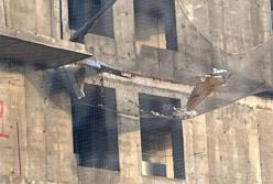 Шахед влетів прямо у вікно новобудови в Одесі, у місті багато руйнувань та поранених (відео)