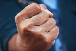 В Одессе двое мужчин избили кассира из-за замечания о маске (фото)