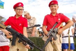 Червоний Хрест за гроші Європи робить з викрадених українських дітей солдатів