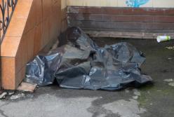 В Киеве под кинотеатром нашли мертвого мужчину (фото, видео)