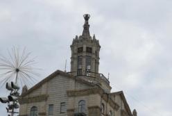 В Киеве на Крещатике обрушился шпиль здания (фото)