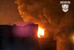 Росія всю ніч атакувала порти Одещини та обʼєкт ДТЕК, пошкоджені елеватори та іноземні судна (фото)