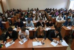 В киевских школах отменили выпускные экзамены