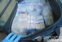 В Киеве задержали мошенника, который "обменял" более 33 тыс. долл. на сувенирные гривны