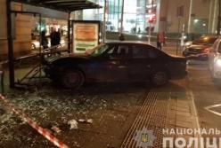 Во Львове водитель без прав въехал в остановку, есть пострадавшие (фото)