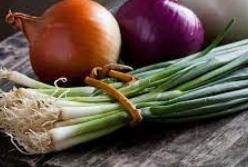 Медики объяснили, кому следует исключить из рациона лук  