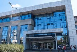 НАБУ в Киеве проводит обыски в здании элитного спортклуба «5 элемент» (видео)