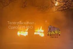 В Одесі дрони влетіли в багатоповерхівку біля моря, ще палає "Нова пошта" (відео)