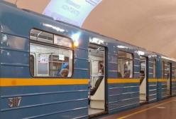 В киевском метро заметили пассажирку в оригинальной маске