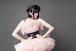 Фрукты на оголенных девушках: MARUV показала новый откровенный тизер будущего клипа (видео) 