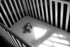 Бросил головой вниз: мужчина жестоко убил 8-месячную дочь