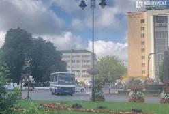 В центре Луцка неизвестный захватил автобус с заложниками (фото, видео)