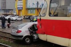 На Троещине в Киеве трамвай несколько метров протащил по путям иномарку
