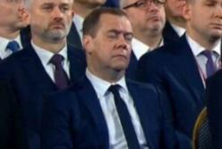 В Сети высмеяли уснувшего Медведева на послании Путина (фото)