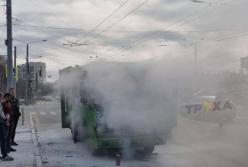 В Харькове загорелась маршрутка с пассажирами (видео)