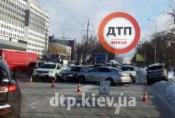 Под Киевом произошло масштабное ДТП с участием пяти авто