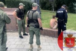 Голый одессит "грелся" у Вечного огня и оскорблял прохожих (фото)