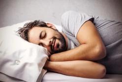 Врачи назвали самую опасную позу во время сна