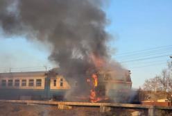 Дрон атакував пасажирський потяг на Сумщині: відео згораючого вагону