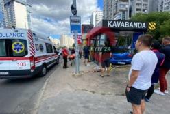 В Киеве легковушка влетела в кофейню на остановке: есть пострадавшие (фото)