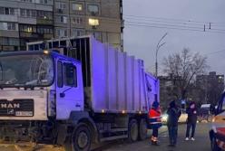 В Киеве мусоровоз протаранил "скорую" (фото)