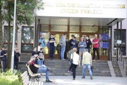 В Киеве неизвестные окружили здание ВККС и заблокировали ее работу