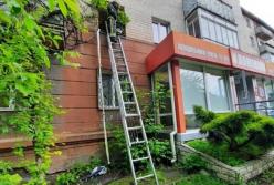 В Ровно 80-летняя женщина спускалась из квартиры по веревке