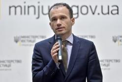 Министр юстиции удивил позой, как он читает книгу