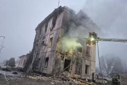 Пекельна ніч у Кам'янському: дрони обвалили перекриття у 4-поверхівці, пошкоджено залізничну станцію (відео)