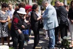 "Молимся за упокой его души": Порошенко во Львове посетил могилу оперного певца, погибшего на Донбассе