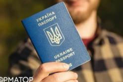 Податкова отримуватиме дані про виїзд українців за кордон: скандал через персональні дані