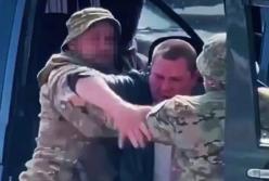 У Харкові чоловік порізав ножем поліцейського та трьох співробітників ТЦК, і одразу втік дворами (відео)